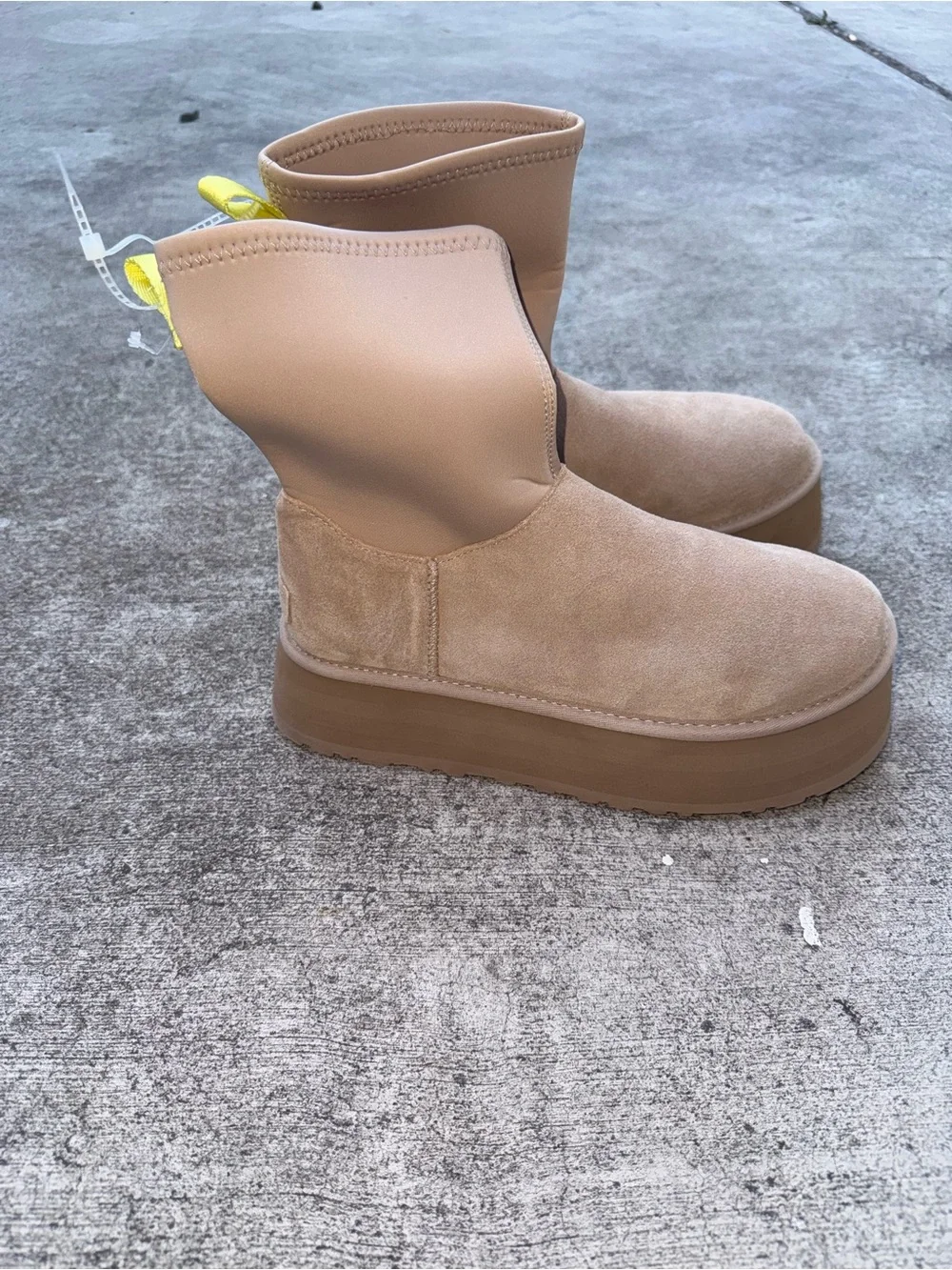 NWOT UGG Classic Dipper Tan Suede Platform Ankle Boots with Yellow Pull Tabs